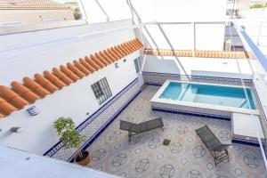 vista sul tetto di un edificio con piscina di La posada de Itálica a Santiponce