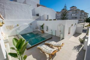 zdjęcie domu z basenem w obiekcie Casa Marinero beach 1 w mieście Torrox Costa