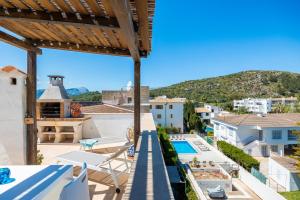 Una vista desde el balcón de una casa con piscina. en La Plaza, en Puerto Pollensa