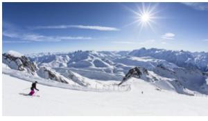 une personne est en train de skier sur une montagne enneigée dans l'établissement Au pied des pistes studio et jardin au soleil, à Montgenèvre