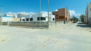 una strada vuota in una città con edifici di Villa Casa Vacanza Sea Front a Torre Pali