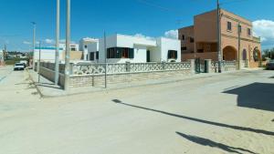 un parcheggio con un edificio e una strada di Villa Casa Vacanza Sea Front a Torre Pali