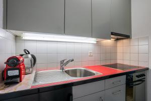 Kuchyň nebo kuchyňský kout v ubytování Bright Flat with Workspace near Downton