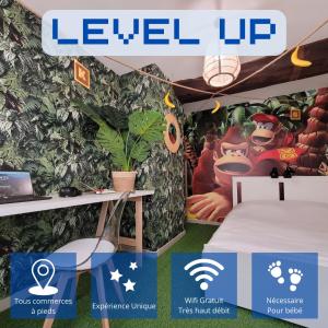 ekspozycja pokoju z łóżkiem i muralem w obiekcie LevelUp Disneyland Family w mieście Meaux