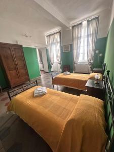 Postel nebo postele na pokoji v ubytování HOUSE, piazza castello