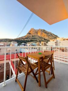 Una mesa y sillas en un balcón con vista. en GLP Postiguet 2, en Alicante