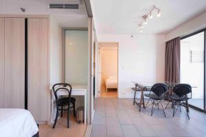 Χώρος καθιστικού στο 2BR Luxury Hip condo Ari, BTS