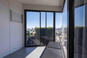 Μπαλκόνι ή βεράντα στο 2BR Luxury Hip condo Ari, BTS