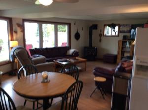 sala de estar con sofá, mesa y sillas en N' This on the Bay -Lower Level Vacation Suite, en Wiarton