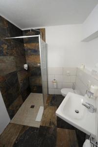 Ένα μπάνιο στο Hotel zur Post +28 φωτογραφίες