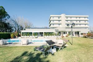 Bazén v ubytování Hotel Garden Experience nebo v jeho okolí