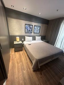 En eller flere senge i et værelse på Flat na Barra da Tijuca - Premium - Com Cozinha, Microondas, Estacionamento, Balsa para Praia, Academia, Muito lindo, Confortável e Aconchegante