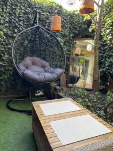 O grădină în afara City Garden Apartments