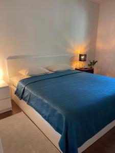 Un pat sau paturi într-o cameră la City Garden Apartments