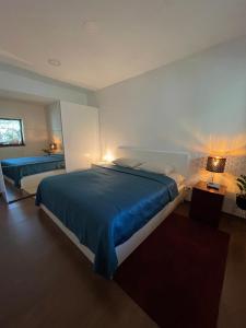 Un pat sau paturi într-o cameră la City Garden Apartments