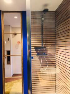 Koupelna v ubytování LA MAISON DES BOIS D'OCRE - Gîte Appart Design - Clim Pkg Wifi Jardin à 10mn de Dijon