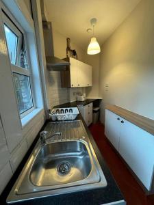 Kuchyň nebo kuchyňský kout v ubytování Superb Triple Room near Croke Park - 1