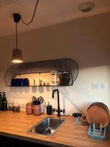 Kuchyň nebo kuchyňský kout v ubytování LA MAISON DES BOIS D'OCRE - Gîte Appart Design - Clim Pkg Wifi Jardin à 10mn de Dijon