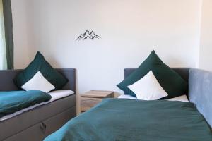 Postel nebo postele na pokoji v ubytování Rhön & Relax Mühlenblick - mit Kinderzimmer