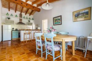 a kitchen and dining room with a table and chairs at Can Miquel pollensa in Pollença