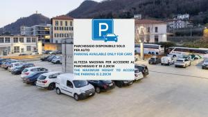 ein Schild auf einem Parkplatz mit geparkt in der Unterkunft Living Lake Como-Rooms&Parking in Como