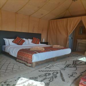 Postel nebo postele na pokoji v ubytování Magnifique Luxury Camp