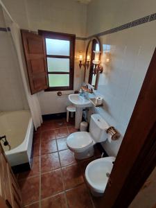Un baño con inodoro, lavabo y bañera. en Albergue el Caseron de Fuentes Carrionas, en Cardaño de Abajo