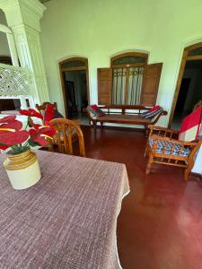 Postel nebo postele na pokoji v ubytování Grand Villa Hikkaduwa