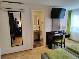 TV a/nebo společenská místnost v ubytování Hotel Gästehaus Stock Zimmer Brotkörble