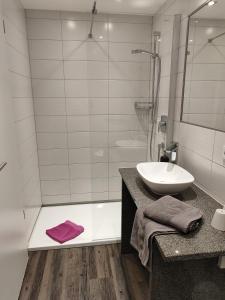 Koupelna v ubytování Hotel Gästehaus Stock Zimmer Brotkörble
