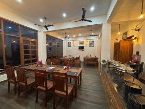 Restoran ili drugo mesto za obedovanje u objektu Lap Of Himalayas Resort