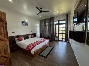 TV i/ili multimedijalni sistem u objektu Lap Of Himalayas Resort