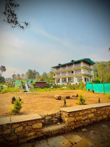 Vrt ispred objekta Lap Of Himalayas Resort