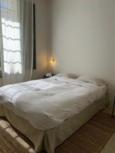 a large bed in a bedroom with a window at Apartamento de diseño 2 habitaciones in Móra la Nova