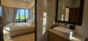 パンガン島にあるLIAM Villa Elegance and Luxeの洗面台、ベッド、鏡のあるバスルーム