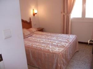1 dormitorio con cama y ventana en Global Immo 3003 Europa, en Roses