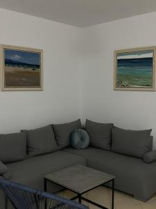 Χώρος καθιστικού στο Eta’s Beach Apartment +10 φωτογραφίες