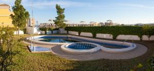 basen na środku podwórka w obiekcie Merecido Descanso Sun Beach w mieście Torrevieja