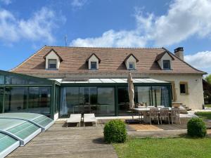 PoissonにあるLe Refuge de Bourgogneのデッキ(テーブル、椅子付)が備わる家