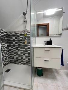 a bathroom with a sink and a shower at Apartamento con piscina de junio a septiembre y a 100 m de la playa in Castro-Urdiales