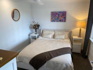 Rúm í herbergi á Cosy Farm stay minutes from heart of Mudgee
