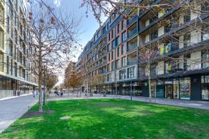 キーウにあるPetrovdom Apartments 03-217 in RC Rybalsky, Naberezhno-Rybalska Street, 3の通りの真ん中の公園