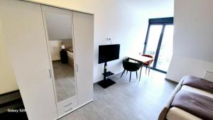 TV a/nebo společenská místnost v ubytování Moderne Apartments mit Klima, perfekter Anbindung ins Zentrum und kostenlose Parkplätze!