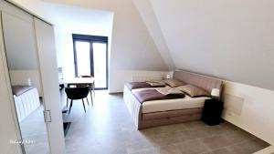 Postel nebo postele na pokoji v ubytování Moderne Apartments mit Klima, perfekter Anbindung ins Zentrum und kostenlose Parkplätze!