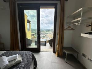 una camera da letto con un letto e una porta su un balcone di Studios con vista a Villasimius