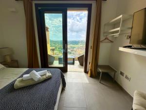 una camera da letto con un letto con due asciugamani sopra di Studios con vista a Villasimius Altre 34 foto