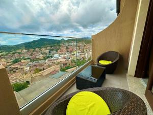 Camera dotata di balcone con vista sulla città. di Studios con vista a Villasimius