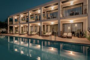 Bazén v ubytovaní New Beach Hotel alebo v jeho blízkosti