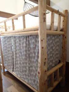Postel nebo postele na pokoji v ubytování Funky Monkey Lodge, Myoko ファンキーモンキーロッジ 妙高