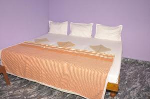 a large bed with white sheets and pillows at Classic Homestay in New Hampi +12 photos